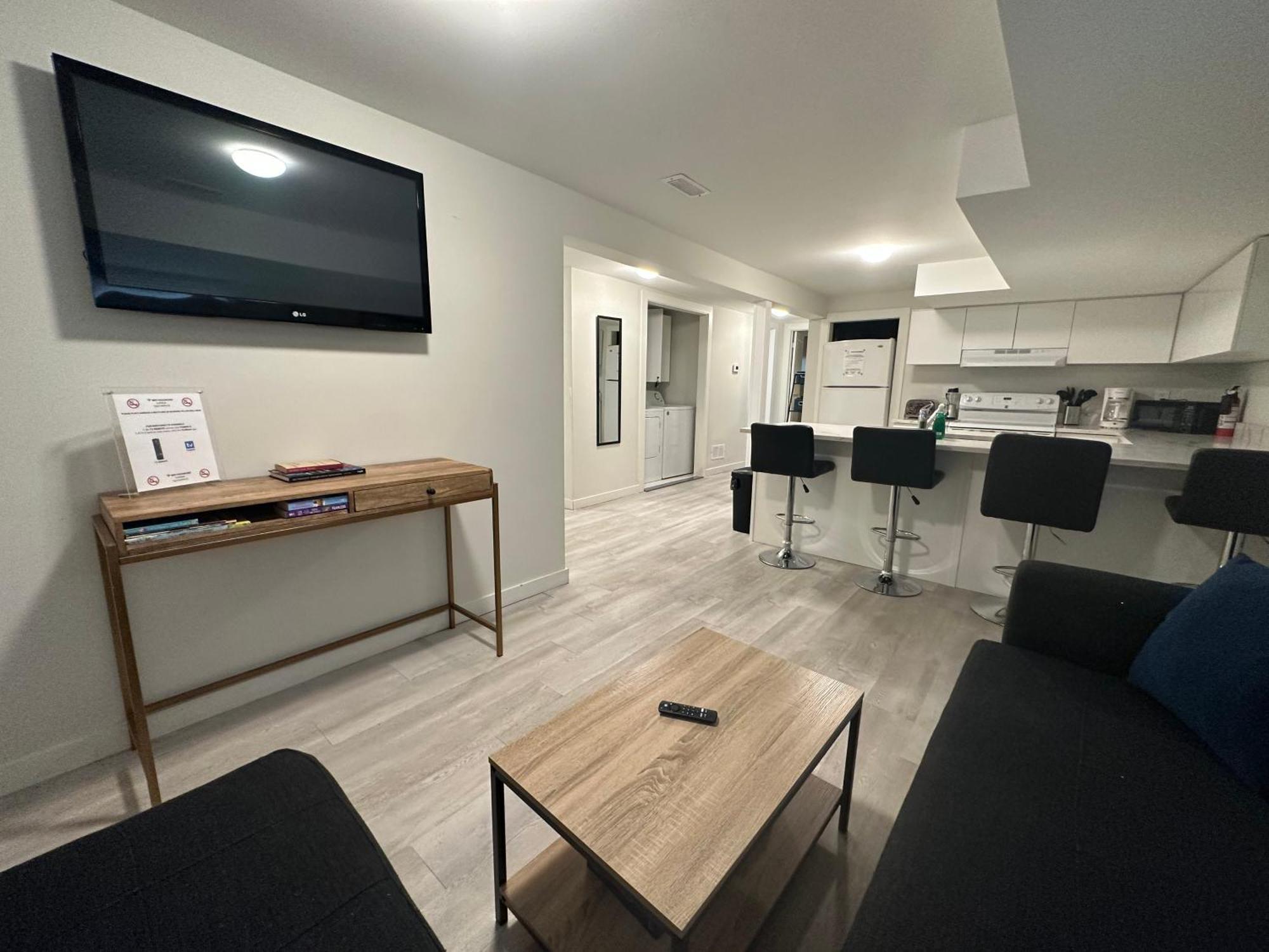Comfy 2 Bedroom Near The Beach! Pickering Kültér fotó