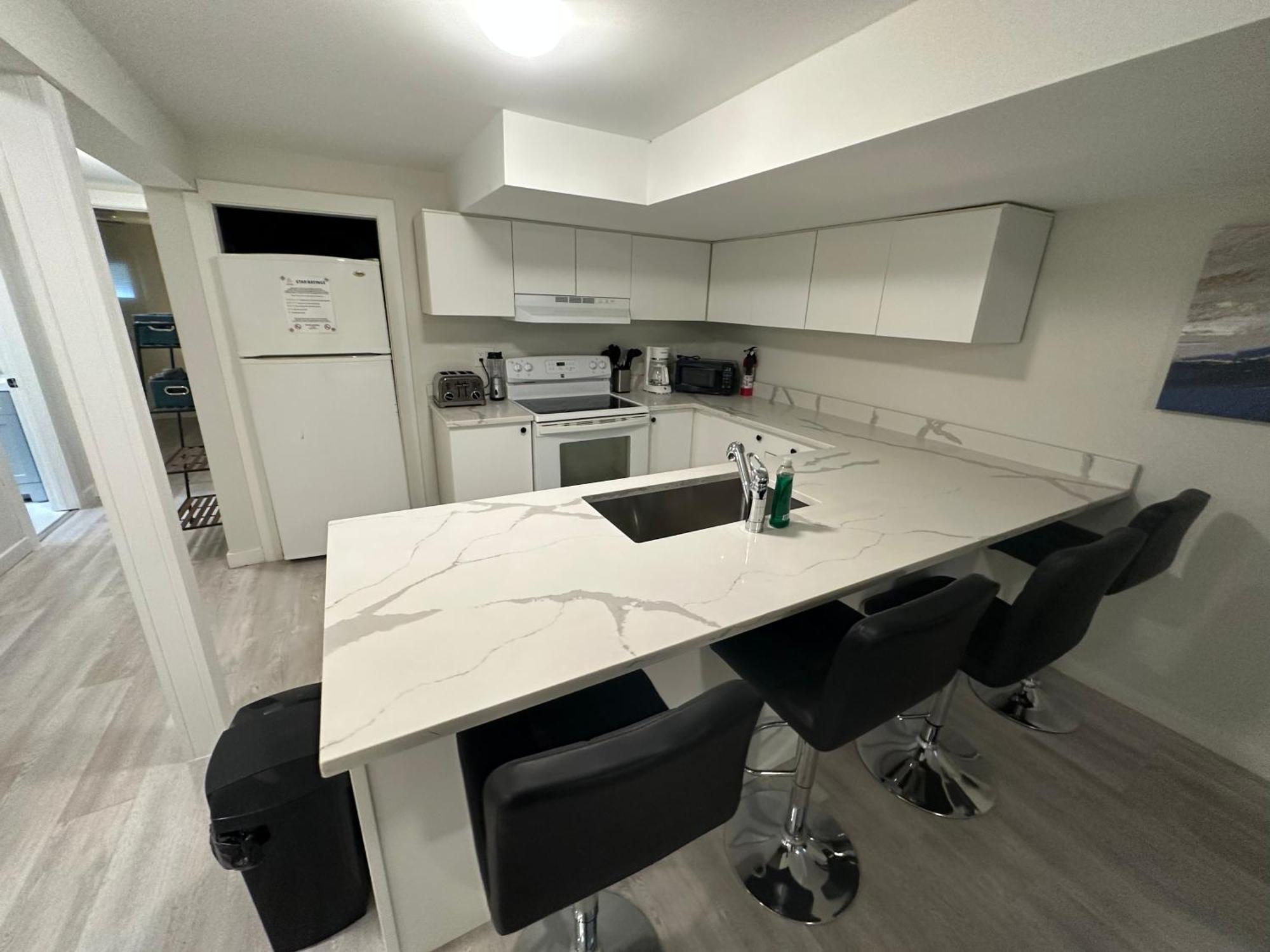 Comfy 2 Bedroom Near The Beach! Pickering Kültér fotó