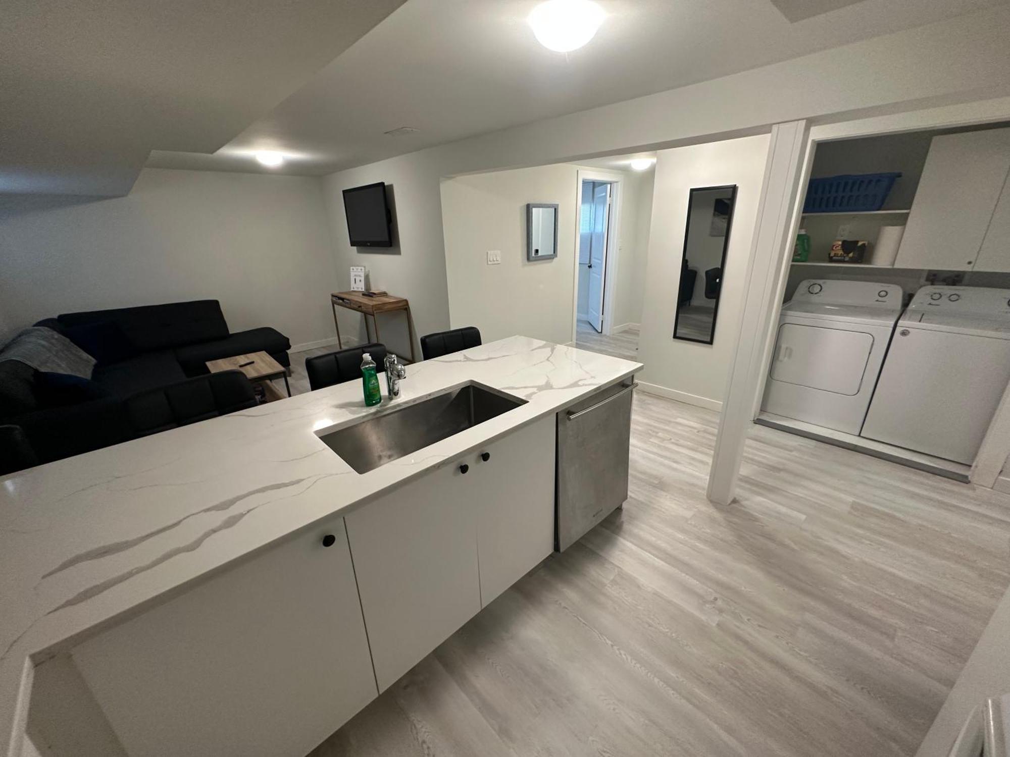 Comfy 2 Bedroom Near The Beach! Pickering Kültér fotó